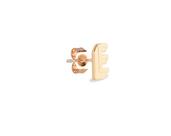 Puede incluir: Pendiente de botón de oro con la letra E. El pendiente tiene un diseño simple y minimalista.