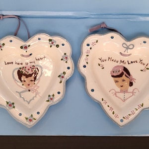 1950&#39;s Set Of 2 Wall Plaques Cleminson California Pottery Ceramic Heart Hanging Deco Plates Mid Century   Pair MCM Cleminson Heart Girls