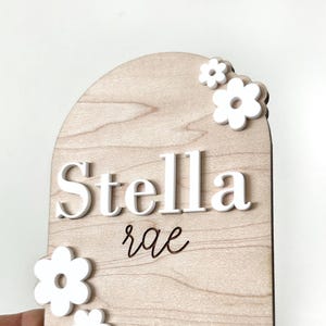 Prénom de bébé 3D personnalisé/Disque bébé en bois/Disque bébé faire-part de naissance/faire-part de naissance en bois/disque photo nouveau-né/Marguerites
