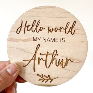 Disque nominatif personnalisé Hello world / Disque bébé en bois / plaque bébé en bois / faire-part de naissance en bois / photo nouveau-né