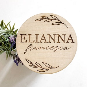 Nom de bébé personnalisé/ Disque de bébé en bois / plaque de bébé en bois / faire-part de naissance en bois / photo de nouveau-né