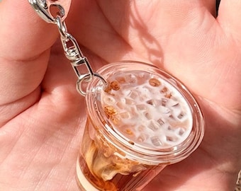 Llavero de mini café helado: taza de resina con remolino de leche y pequeño hielo / Un lindo regalo para amantes del café