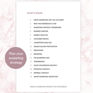 Puede incluir: Un fondo de m&aacute;rmol rosa y blanco con una lista de temas de estrategia de marketing y n&uacute;meros de p&aacute;gina. El texto "Plan your marketing strategy" est&aacute; en un c&iacute;rculo en el lado izquierdo de la p&aacute;gina.