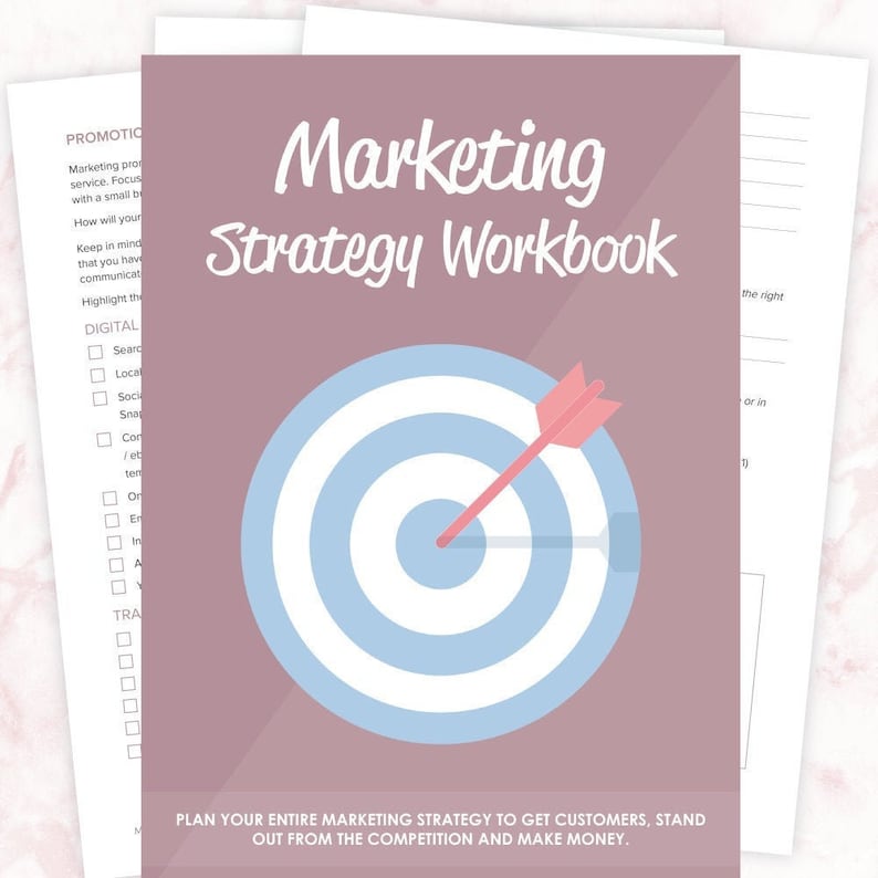 Puede incluir: Un libro de trabajo de estrategia de marketing rosa y azul con un gr&aacute;fico de diana y flecha. El texto "Marketing Strategy Workbook" est&aacute; en blanco. El texto "Plan your entire marketing strategy to get customers, stand out from the competition and make money." est&aacute; en la parte inferior de la p&aacute;gina.
