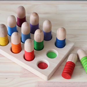 Tablero de clasificación de colores con 12 muñecos de clavija