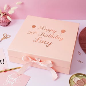 Echter Foliendruck! Personalisierte Geburtstag Geschenkbox mit Name | Benutzerdefinierte rosa Geburtstagsgeschenk | Alles Gute zum Geburtstag Geschenkbox | 30.Geburtstag Geschenkbox