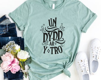 Welsh Gift Print T-Shirt, Cymraeg Crys T ‘un dydd ar y tro’ T-Shirt Welsh Gift One Day At A Time