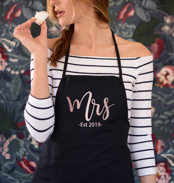 Kitchen Dining Mrs Personalised Apron With Est Date Couples Gift Ideas Wedding Date Personalized Apron Mrs Kitchen Apron Home Living