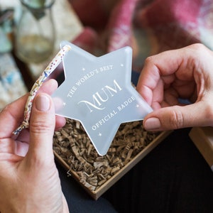 Carte positive rose pour la fête des mères avec un souvenir de luxe | Badge officiel de la meilleure maman du monde, cadeau souvenir pour maman