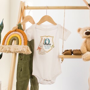Personalisiertes erstes Oster-T-Shirt für Babys, Babys erster Osterbody, Initiale und Name mit Häschen, Osterneugeborenengeschenk