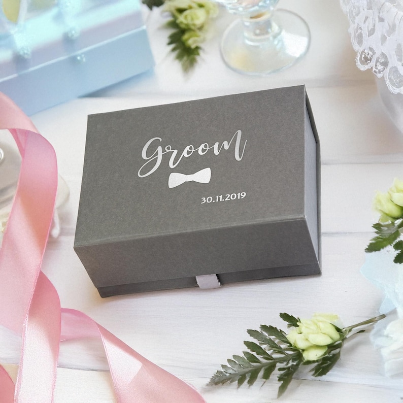 Caja de regalo para novios con estampado metálico: recuerdo magnético gris personalizado imagen 5