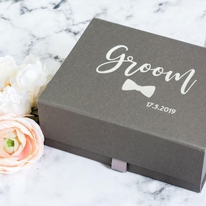 Caja de regalo para novios con estampado metálico: recuerdo magnético gris personalizado imagen 1