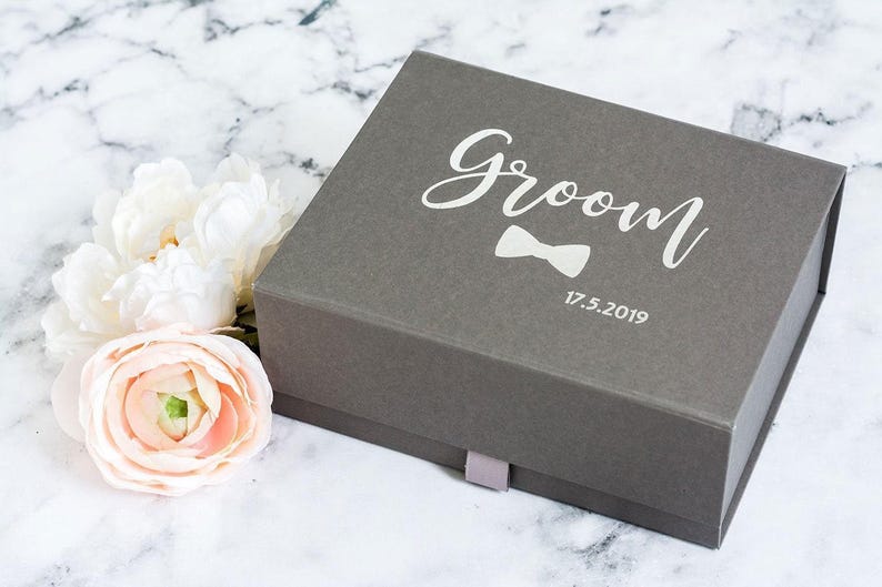 Caja de regalo para novios con estampado metálico: recuerdo magnético gris personalizado imagen 1
