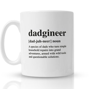 Op de afbeelding: Een witte keramische mok met een zwarte afbeelding die "dadgineer" definieert als een "soort vaders die eenvoudige huishoudelijke reparaties veranderen in grote avonturen, gewapend met wilde gereedschappen en twijfelachtige oplossingen."