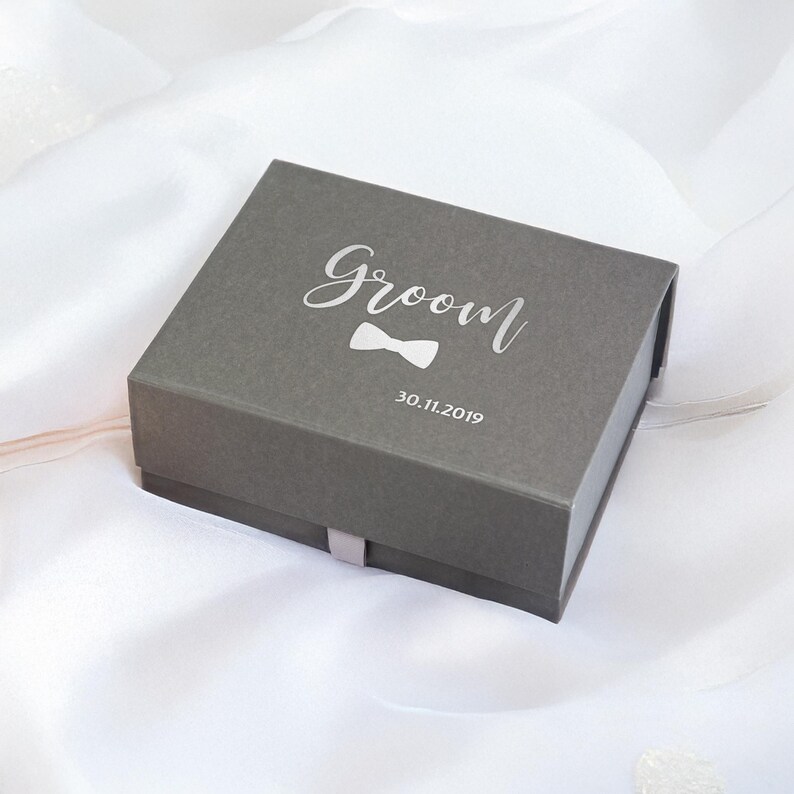 Caja de regalo para novios con estampado metálico: recuerdo magnético gris personalizado imagen 4