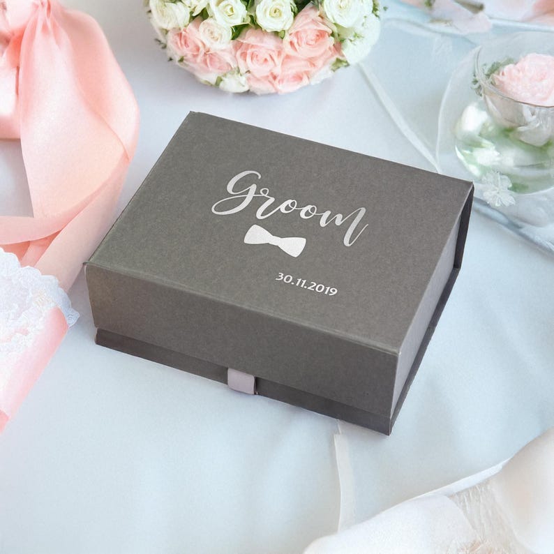 Caja de regalo para novios con estampado metálico: recuerdo magnético gris personalizado imagen 3