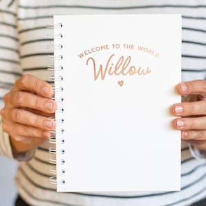 Libro de registro de bebés Bienvenidos al mundo / Diario de recuerdos personalizado para una nueva mamá / Cuaderno de tapa dura con inserto de agenda Cartas a mi bebé