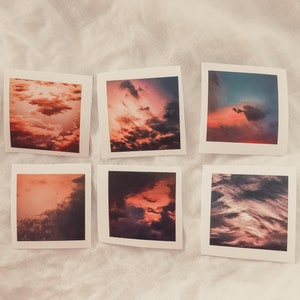 Puede incluir: Seis fotos instantáneas de un cielo de puesta de sol con nubes en varios tonos de rosa, naranja y azul.