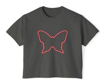 Camiseta corta con estampado de mariposas "Small Rooms, Big Nerves" / Espalda con la frase retro "You're So Mature"
