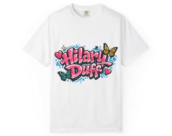 Camiseta con logo de grafiti de Hilary Duff / Mariposa Pop Art, Corazones Rosas y Azules