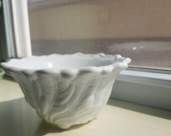 重厚なアンティークミルクガラスの花柄テクスチャーのゼリーまたは