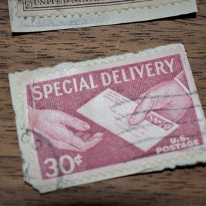 EE. UU. - E21 - 1957 - Sello postal de entrega especial de 30 centavos con manos y cartas - Circulado