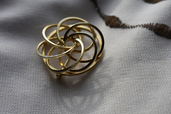 Unique Circle Spireal Gold Themed Brooch - Vintag… - image 1