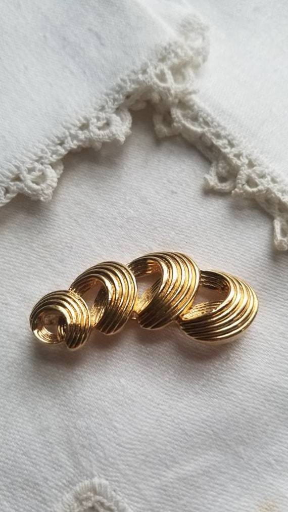 Vintage Gold Bushel Spiral Brooch - Retro Jewelry 