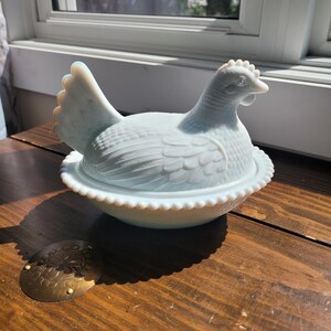 Plat à mariner coq en verre de lait - plat de poulet couvert avec garniture de perles - décoration cottage