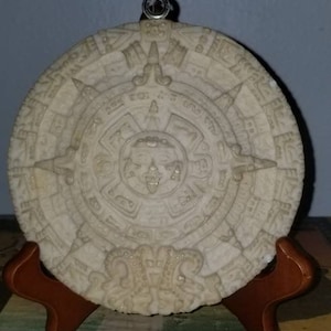 Calendrier maya rond en résine blanche à accrocher au mur avec carte en papier au dos - Amérique du Sud