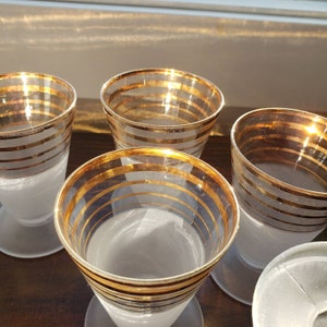 Copas de cóctel esmeriladas vintage de los años 40: forma cónica con bandas de oro de 22 quilates. Artículos de bar. Copas de cóctel. Vasos de chupito.