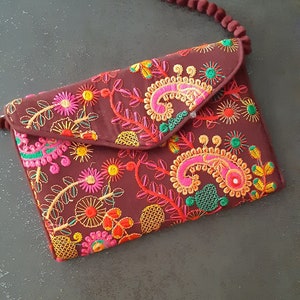 Bolso boho colorido, clutch indio multicolor, bandolera burdeos, clutch floral burdeos