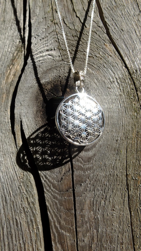 Pendentif Rond Ajouré En Métal Argenté - Orné De 3 Oxydes Lumineux - Style Années 1930 Vintage - Occasion
