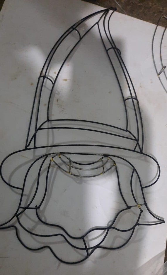 Gnome head wire wreath form