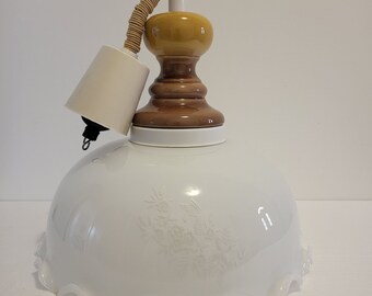 Grande lampe à suspension vintage en verre blanc des années 70. Abat-jour suspendu italien aux bords arrondis, style rustique maison de campagne