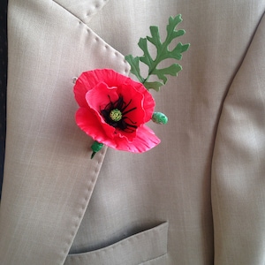 Falsa amapola roja boda boutonniere Novios ojal Flor roja boutonniere Hombres solapa pin Padrinos boutonniere Poppy boda