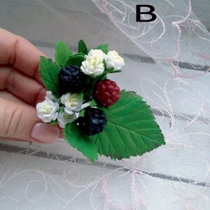 Blackberry and baby breath brooch Berry brooch Rustic brooch Wedding boutonniere Bridal brooch