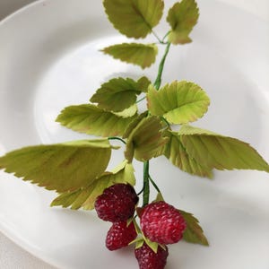 Künstlicher Himbeerstiel Roter Beerenstamm Faux Himbeerzweig Tischdekoration Pflanze für Wohnkultur Berry Hochzeit Herzstück