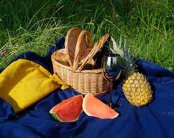 Cestino da picnic in vimini piccolo personalizzato con coperchio per due. regalo personalizzato