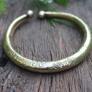 Graverad handmanschett, etnisk handmanschett, flexibelt armband, etniskt mässingsarmband, flexibelt armband, handmanschett, tribalarmband, present till henne