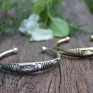 Vintage Armband, solide Messing Hand Armspange, ethnische Hand Armspange, Minimal Armband, oxidierte Armband, offene Metall Armspange, Silber Armspange, antike Sachen