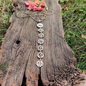 Collar de latón con 7 chakras, colgante hecho a mano con cadena, colgante de latón, colgante de chakras, joyería de latón, joyería religiosa, regalo para ella,