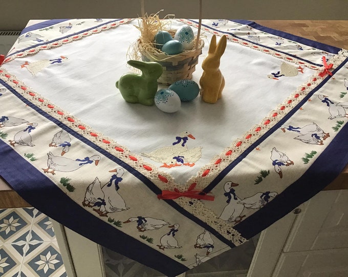 Tablecloth embroidered geeses