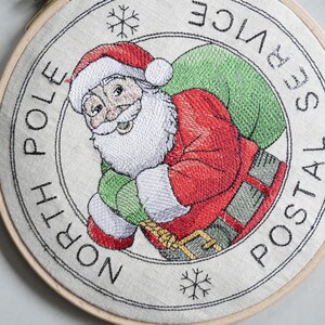 Cuadro bordado de Papá Noel en marco redondo para decoración de pared