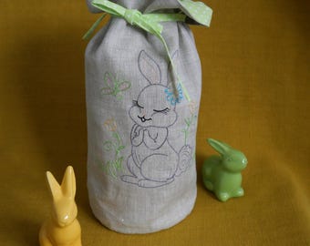 Bolsa de tecido para embrulho com coelhinho da Páscoa bordado.