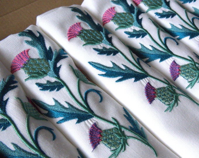 Set of 6 white napkins embroidered thistle