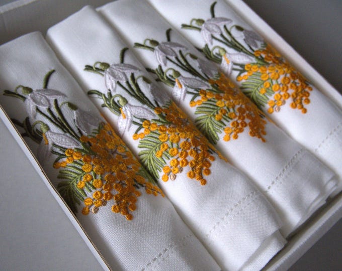 Set of 4 white napkins embroidered mimosa flowers