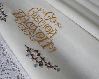 Camino de mesa de Pascua bordado con flores y letras