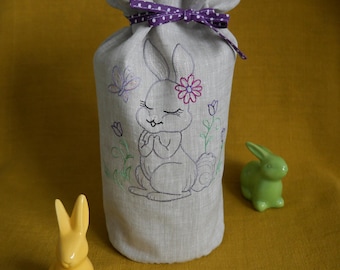 Saco de presente de Páscoa com coelhinho bordado
