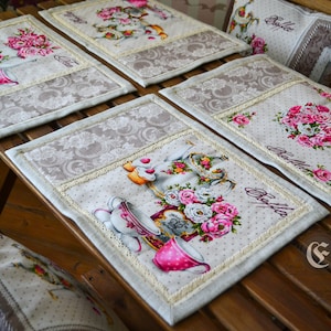 リネンテーブルクロス＆ナプキンセット：刺繍入り冬の鳥、モミの実の